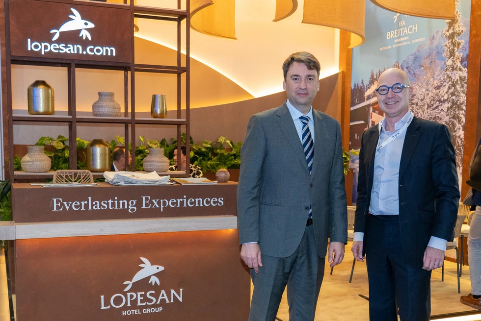El director comercial de Lopesan Hotel Group, Juan Santana, junto al CEO de Think, Pascal Petit