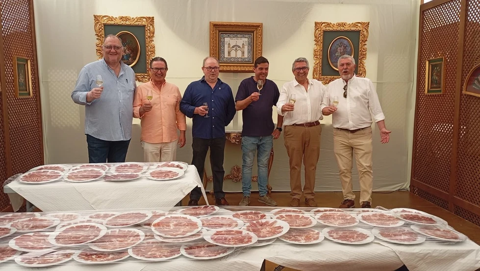 Cata de jamón ibérico en la caseta de El Pinsapo / Antonio Rendón