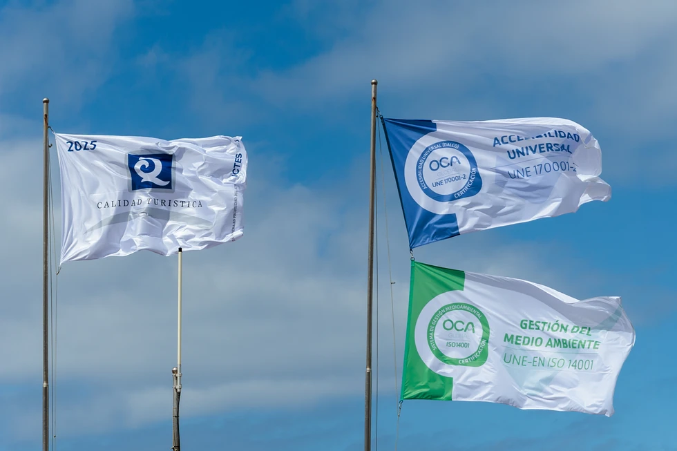 Bandera con la Q de Calidad Turística en la playa de Las Canteras en Las Palmas de Gran Canaria  / TVi