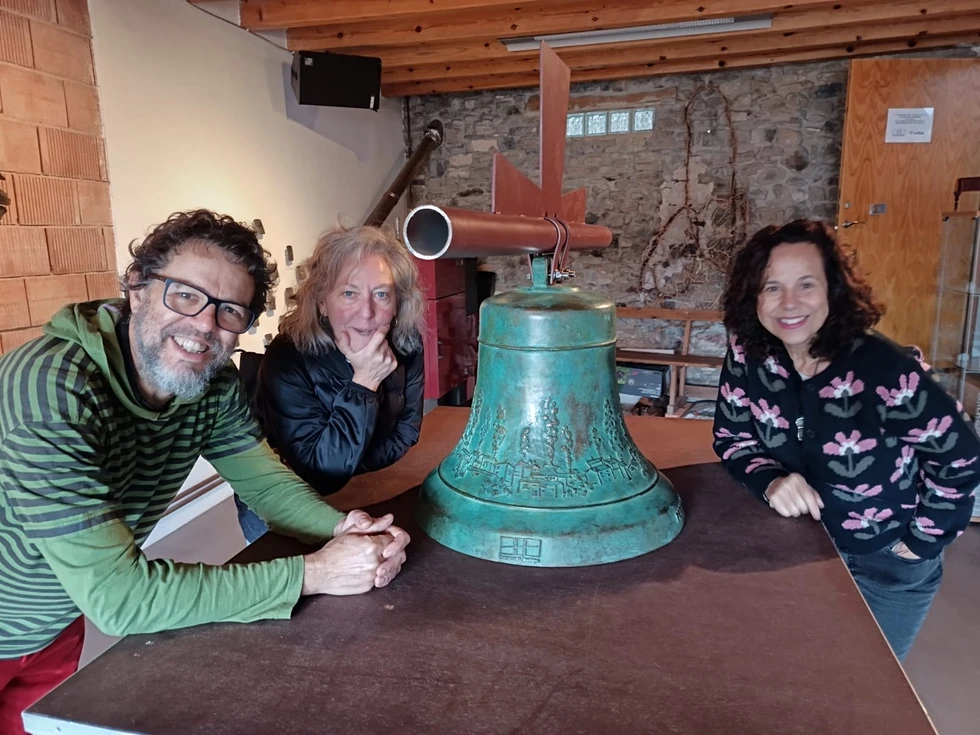 Esculturas Bronzo instala en Peroblasco una campana en honor a la recuperación de la aldea
