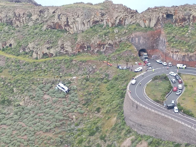 Un muerto y 14 heridos al precipitarse una guagua de turistas británicos por un terraplén en La Gomera