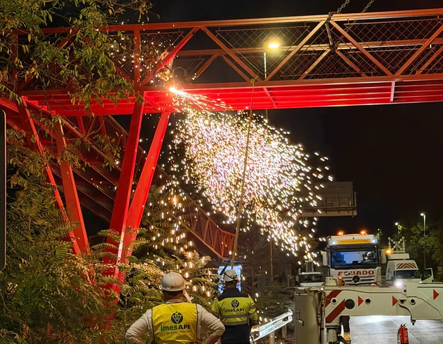 La pasarela peatonal de la carretera M-500 se reconstruye tras el impacto de un camión