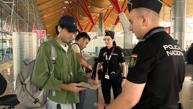 Controles de los vuelos procedentes de Italia en Barajas y el Prat por orden de Pedro Sánchez