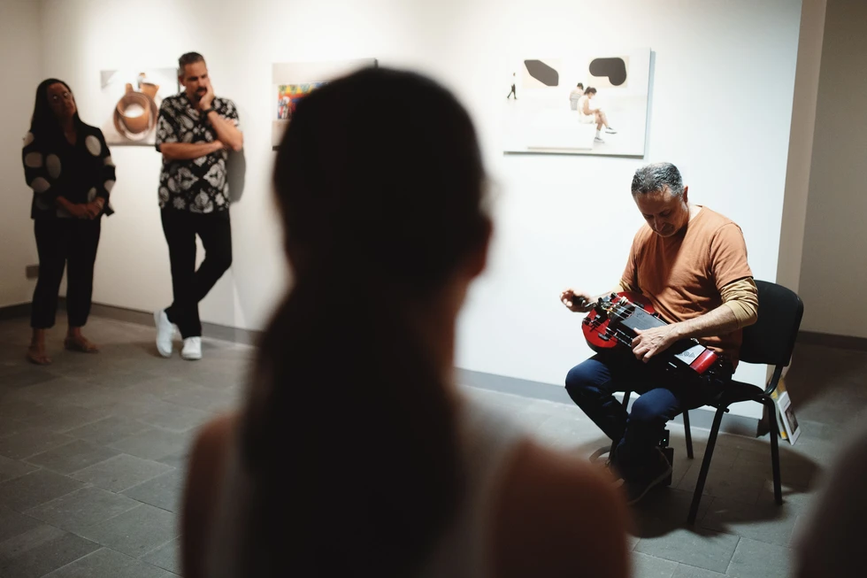 Exposición «Entre la obra y la mirada» de David Cabrera Guillén / TVi