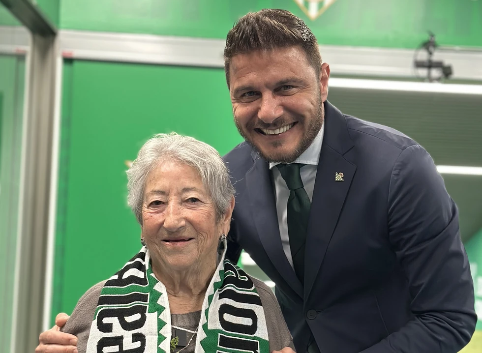 Aurora cumple su sueño de ver al Betis a los 88 años
