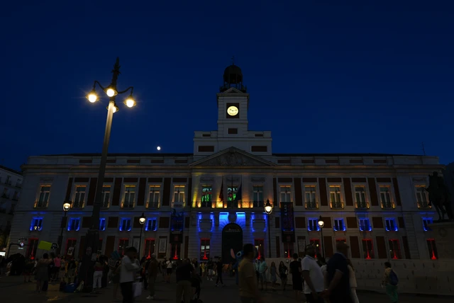 La fachada de la Real Casa de Correos de Madrid se ilumina con los colores de la bandera de Venezuela