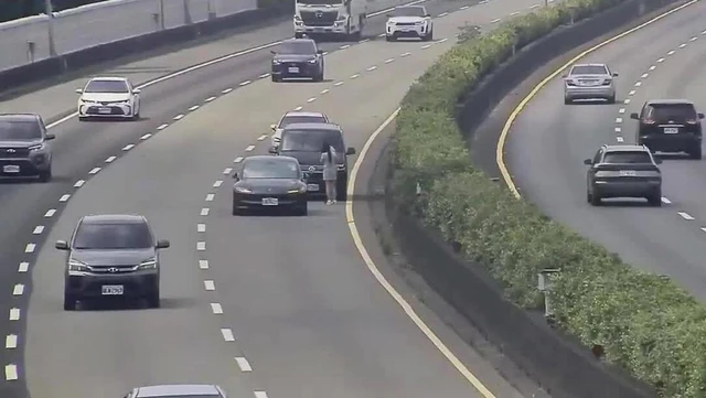 Trágico choque a alta velocidad de una camioneta contra un Tesla y una furgoneta