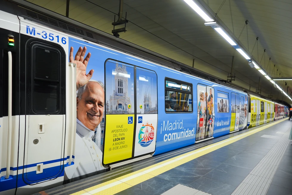 Madrid engalana las fachadas de sus sedes institucionales por la visita del Papa León XIV