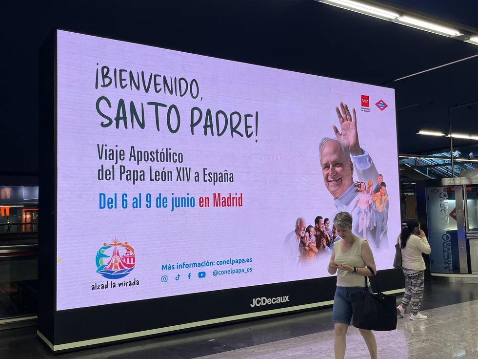Madrid engalana las fachadas de sus sedes institucionales por la visita del Papa León XIV