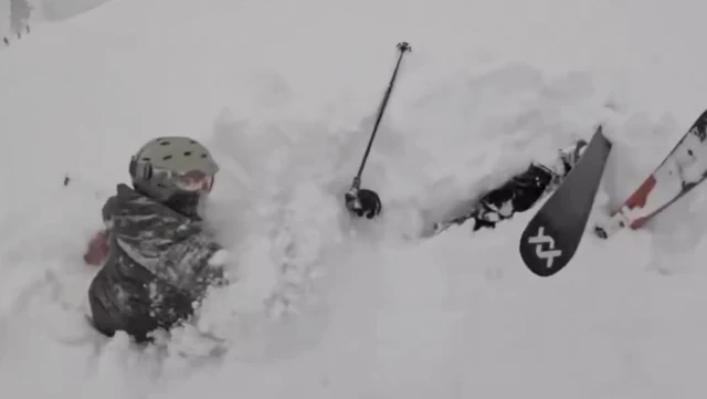 Esquiadores viven segundos de angustia ante un hombre sepultado bajo la nieve