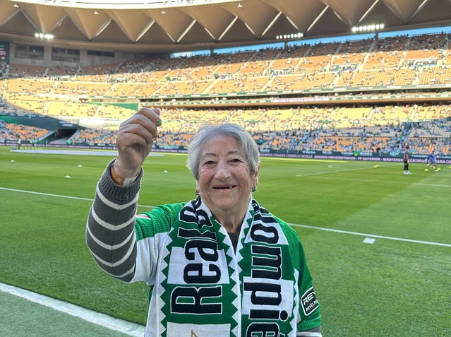 Aurora cumple su sueño de ver al Betis a los 88 años