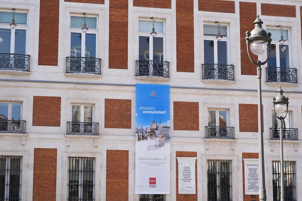 Madrid engalana las fachadas de sus sedes institucionales por la visita del Papa León XIV