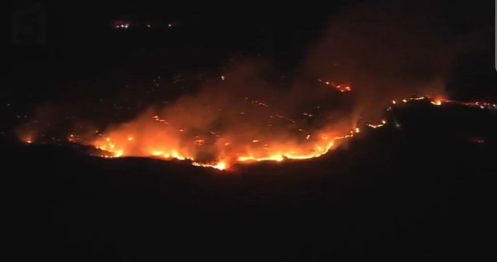 Caos en California por incendios que fuerzan evacuaciones y obligan al corte de electricidad