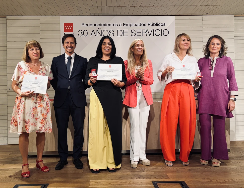 La Comunidad de Madrid reconoce con las Insignias de Plata a sus empleados públicos con 30 años de servicio