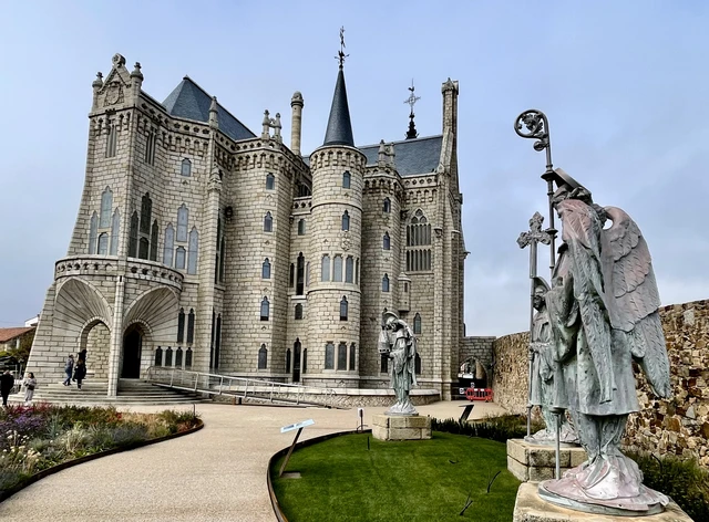 Presentación del “año Gaudí” en León