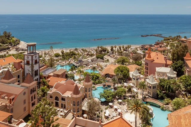 Bahía del Duque: lujo familiar para viajes multigeneracionales