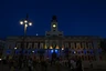 La fachada de la Real Casa de Correos de Madrid se ilumina con los colores de la bandera de Venezuela