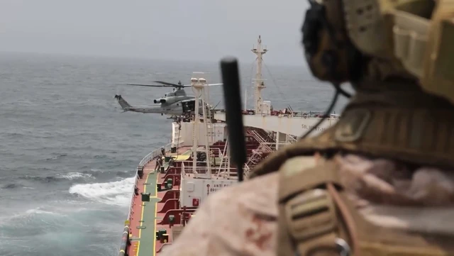 EE.UU.  aborda e inspecciona un petrolero en el mar Arábigo