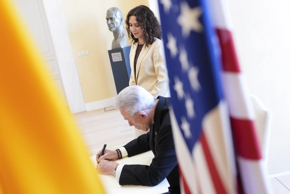 Isabel Díaz Ayuso se reúne en la Real Casa de Correos con el Embajador de EE.UU. en España  / Comunidad de Madrid