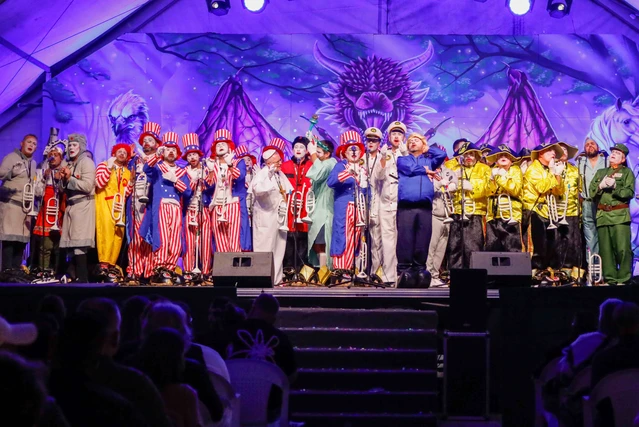 Agaete enciende la magia del Carnaval en una noche inaugural vibrante y multitudinaria