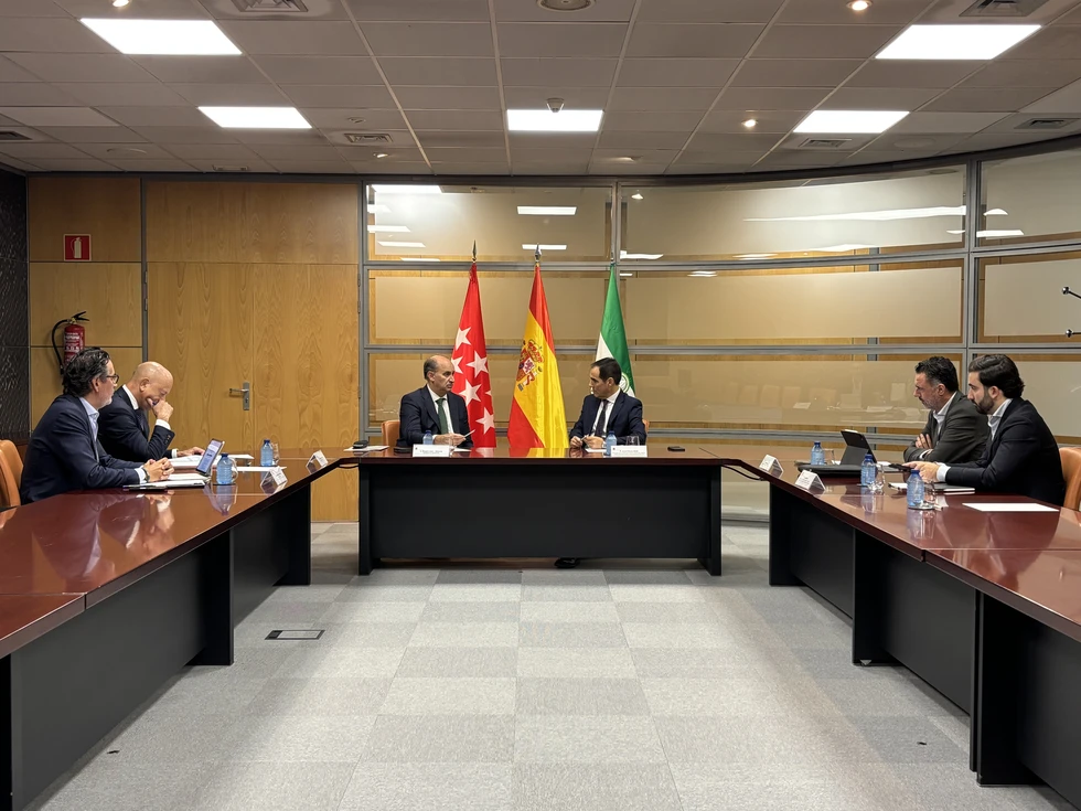 El consejero López-Valverde y su homólogo andaluz, José Antonio Nieto, han mantenido una reunión para poner en común iniciativas de transformación digital