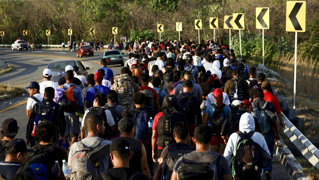 Caravana de cientos de inmigrantes ilegales cruza de Guatemala a México y avanza hacia EE. UU.