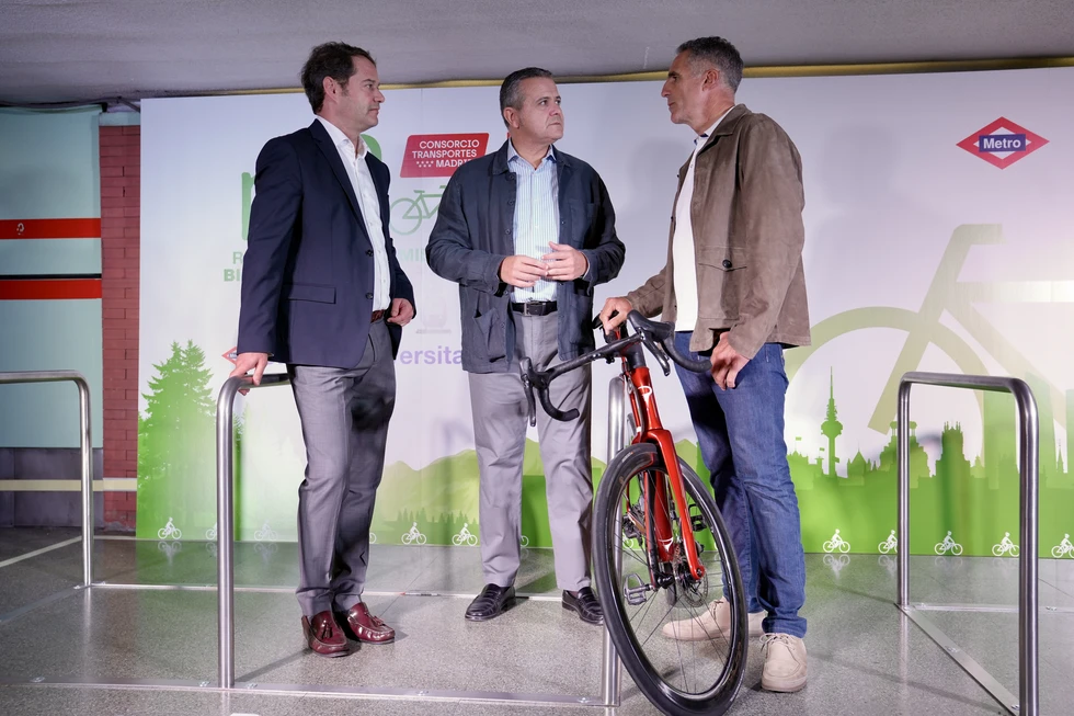 Miguel Induráin y la Comunidad de Madrid promueven el uso de la bicicleta y el transporte público