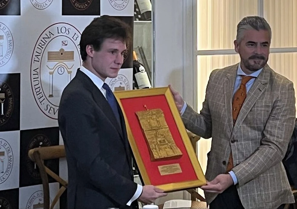 Fabio Jiménez recibe el trofeo de la Tertulia Taurina “Los 13” / Antonio Rendón