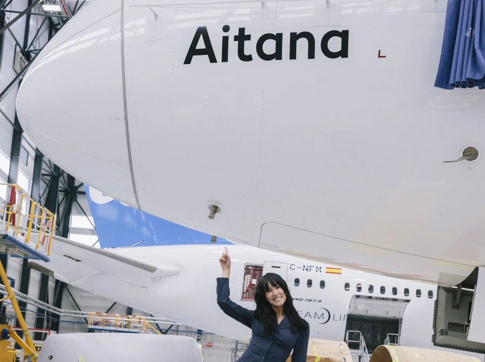 Aitana con el avión que lleva su nombre /TVi