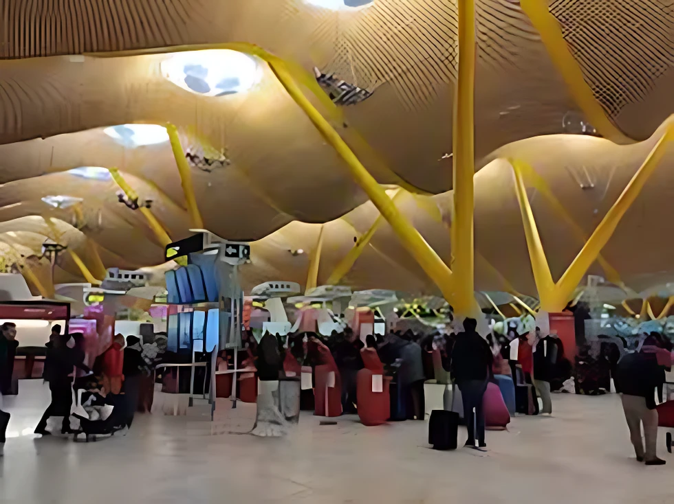 Barajas sufre cancelaciones masivas de vuelos por la escasez de policías