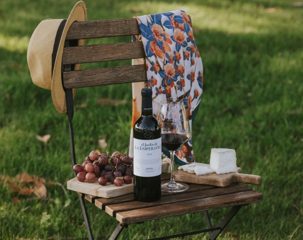 El Jardín de la Emperatriz 21: un tinto que florece con el verano y te invita a desconectar con su travel set de cosmética de uvas frescas