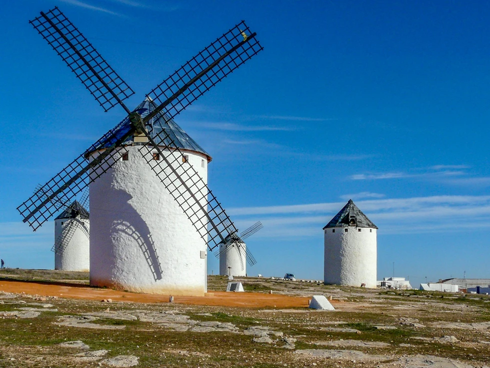7 lugares con molinos de viento en Castilla-La Mancha que merece la pena visitar al menos una vez