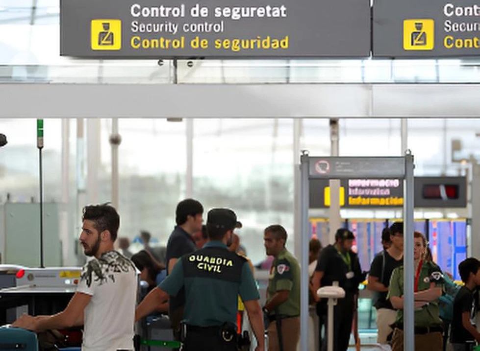 España sigue haciendo el ridículo y responde a Italia con controles fronterizos en puertos y aeropuertos ante la escalada migratoria