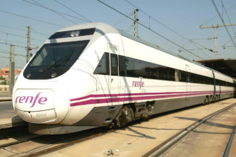 Renfe enfrenta un domingo caótico con retrasos y suspensiones