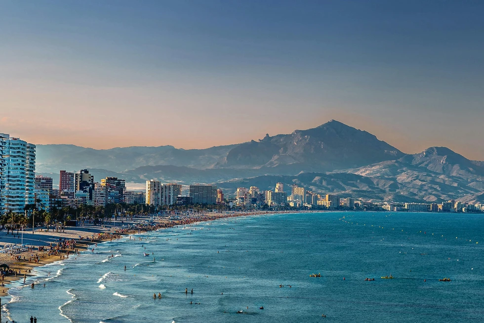 Descubre los mejores lugares para disfrutar del verano en Alicante con vistas al mar
