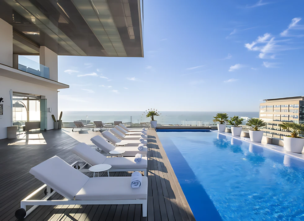 Los hoteles españoles suben precios un 5% en julio y refuerzan su recuperación