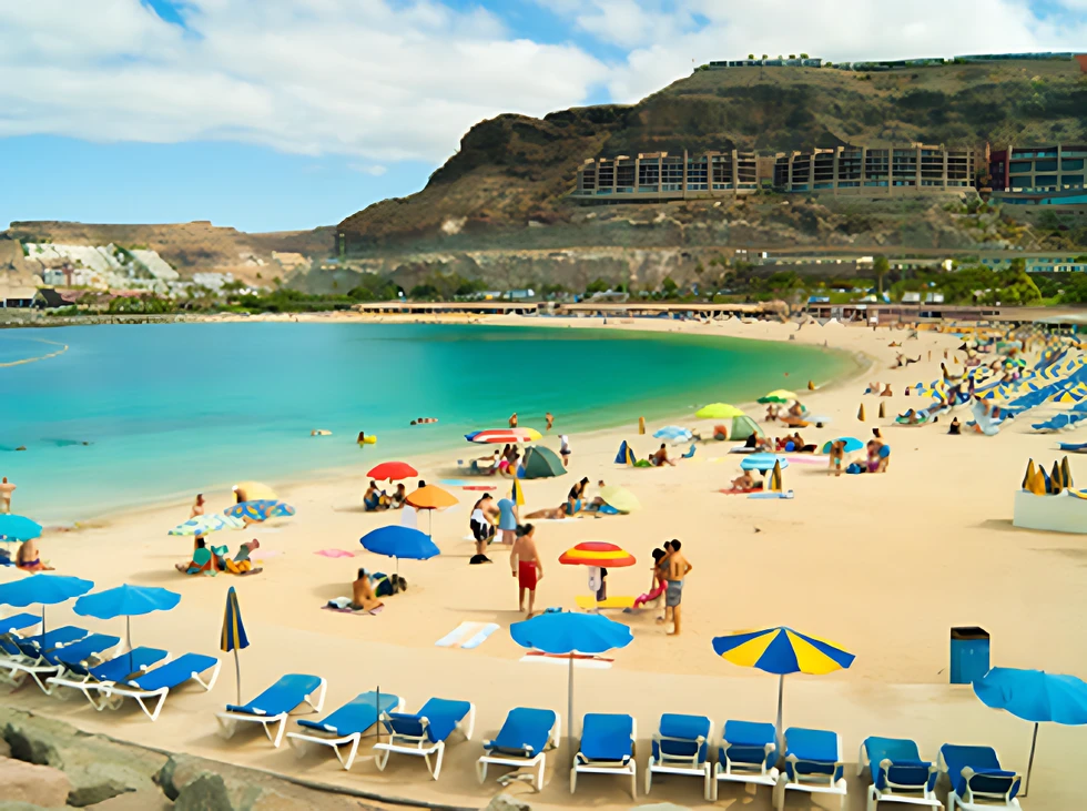Cierre de playas en Gran Canaria por vertidos de piscifactorías