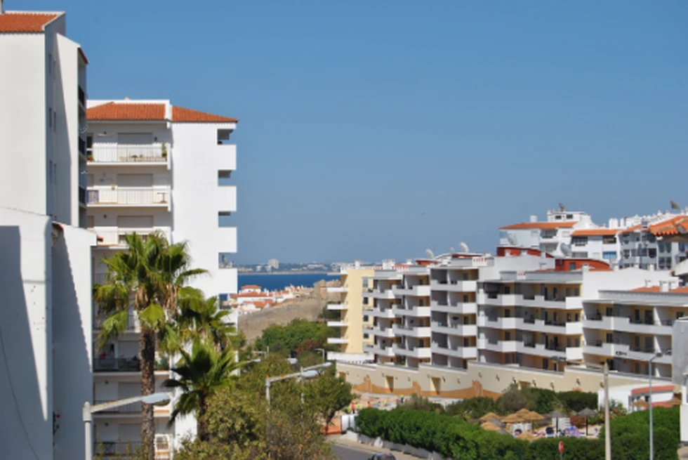 Una de cada tres compraventas en la Costa Blanca, la Costa del Sol y Baleares son por parte de extranjeros