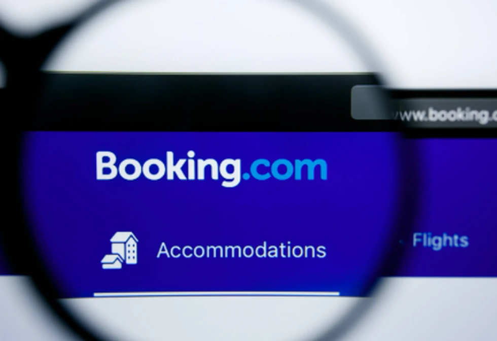 Booking cumple con Consumo y elimina más de 4.000 anuncios ilegales de pisos turísticos