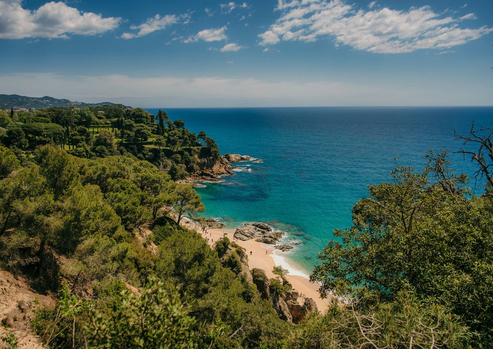 Playas urbanas o calas escondidas: Lloret de Mar es el destino ideal para pasar un verano junto al mar