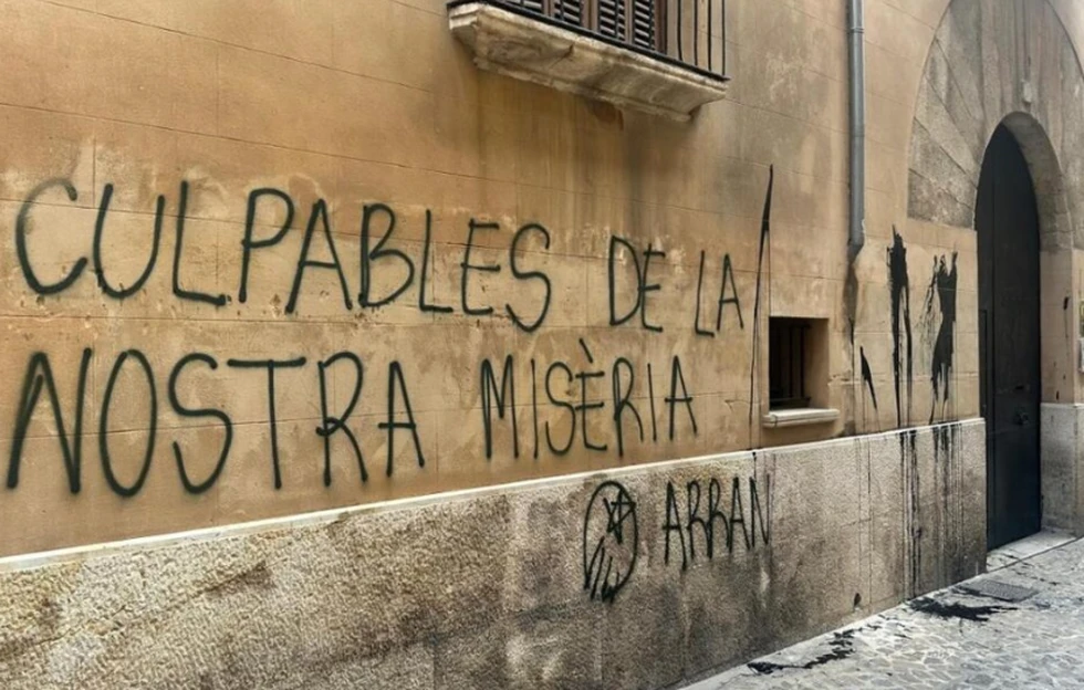 Arran Mallorca intensifica protestas contra el turismo con actos vandálicos