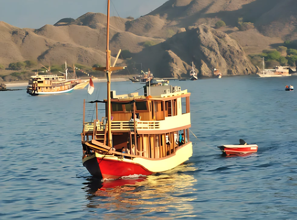 Tragedia en barco turístico en Indonesia: cuatro familiares de hotelero español desaparecidos tras naufragio