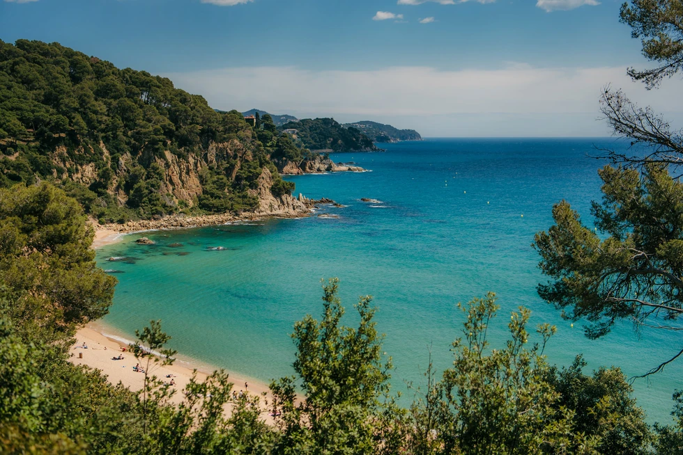 Playas urbanas o calas escondidas: Lloret de Mar es el destino ideal para pasar un verano junto al mar