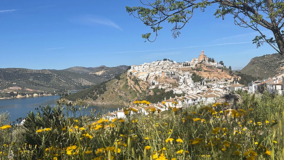 Los vecinos de Iznájar impulsan una ruta floral que recorre patios y rincones del municipio