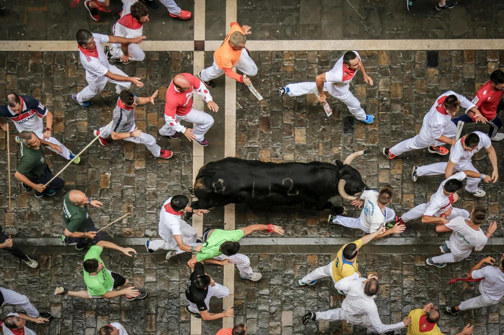 San Fermín 2025: Los Cebada Gago encienden Pamplona en un vibrante segundo encierro