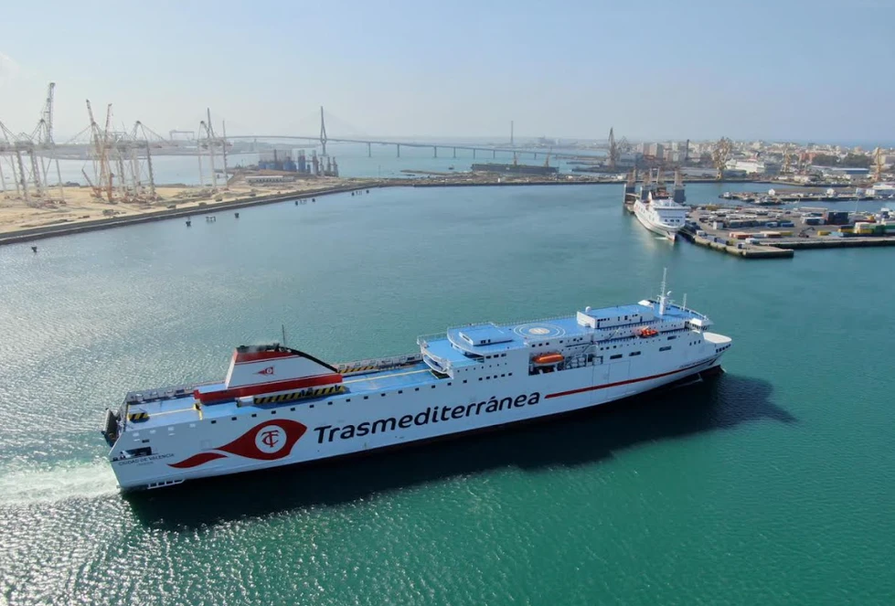 Armas Trasmediterránea operará la línea de interés público Canarias-Cádiz un año más