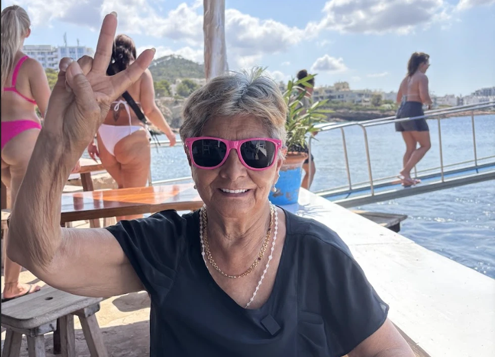 Nélida, de 84 años, cumple su sueño al conocer Ibiza