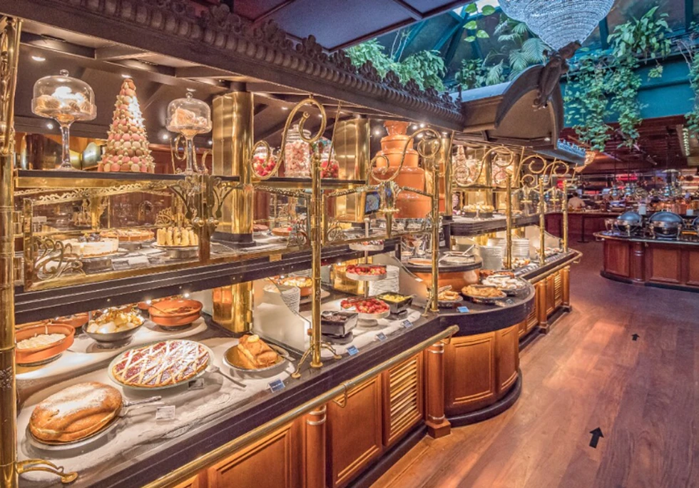 Les Grands Buffets, el templo de la gran cocina francesa: Lujo accesible, recetas legendarias y vinos excepcionales​