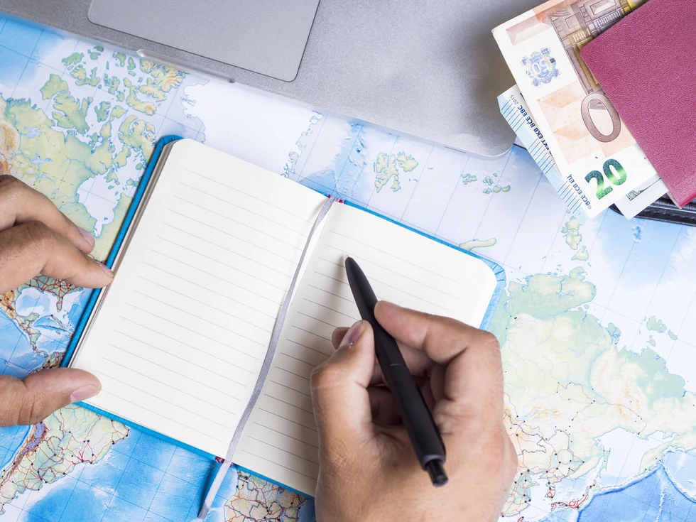 En agosto de 2025, cada español gastará una media de 1.090 euros en sus vacaciones