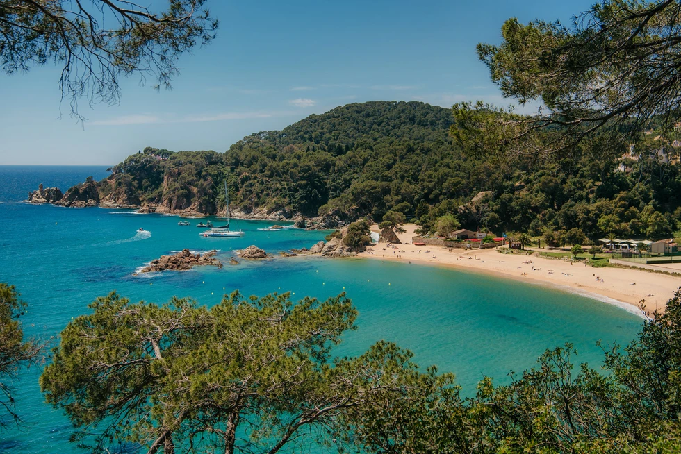 Playas urbanas o calas escondidas: Lloret de Mar es el destino ideal para pasar un verano junto al mar